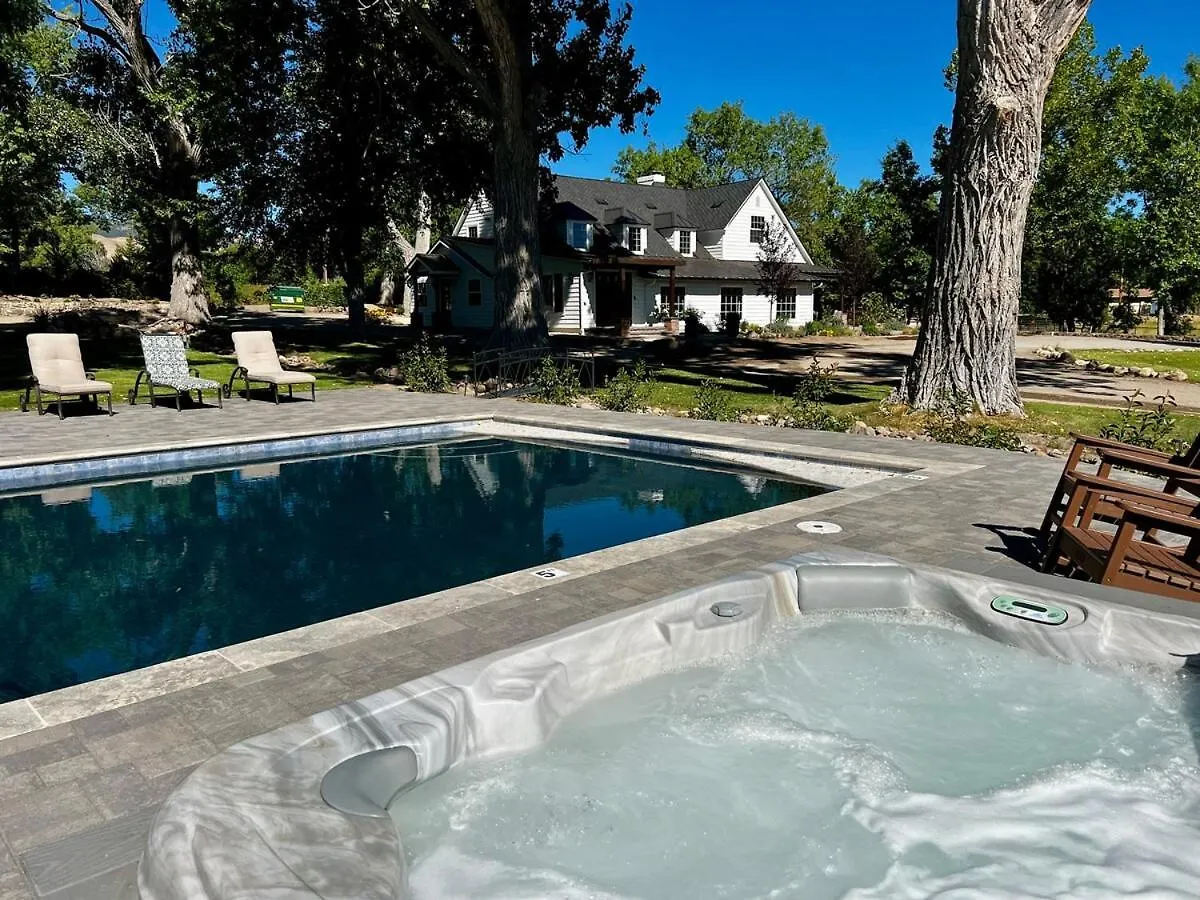 The Ranch House with a Pool Hot Tub and Fire Pit Villa Reno